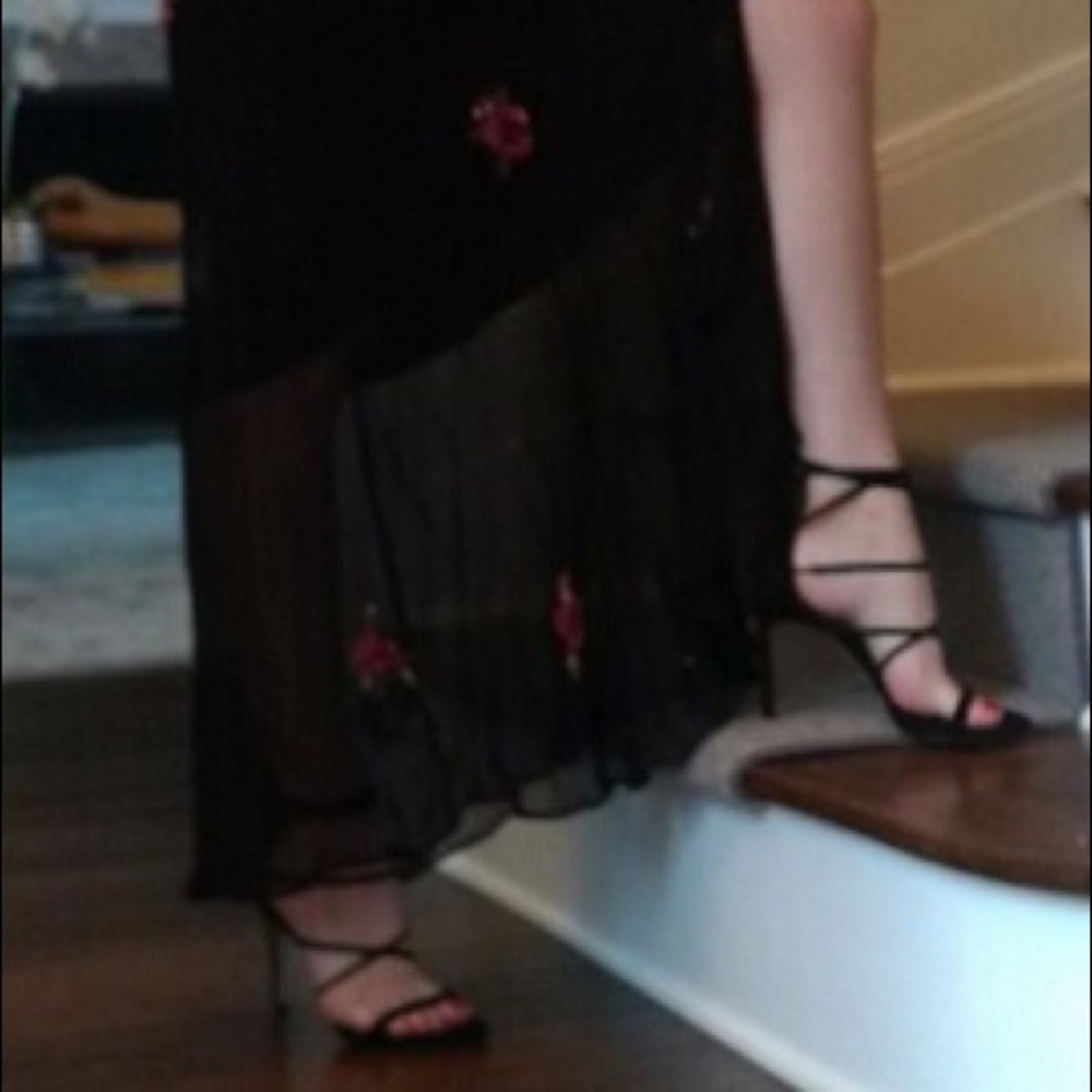 Black Floral Sleeveless Dress with Red Rose Embroidery - Picture 4 of 8